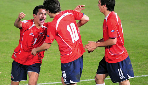 Doppel-Torschütze Alexis Sanchez (l.) jubelt mit Jorge Valdivia (M.)