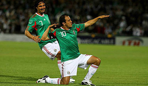 Mexikos Nationalspieler Cuauhtemoc Blanco (r.) bei seinem typischen Torjubel