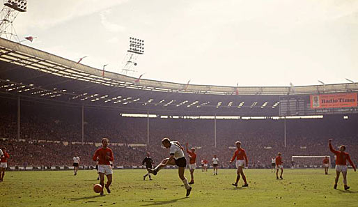 Siegfried Held schießt während des WM-Finals 1966 im Wembley-Stadion auf das Tor von England