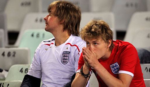 Die englischen Fans treten nach der Niederlage ihres Teams gegen Deutschland den Heimweg an