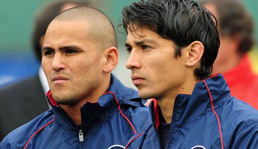 Humberto Suazo (l.) und Teamkollege Matias Fernandez blicken der WM skeptisch entgegen