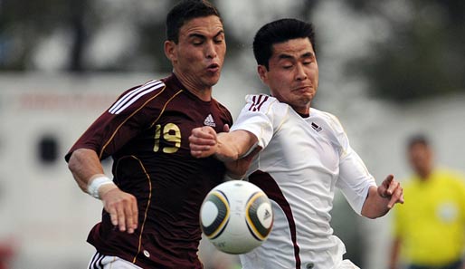 Nordkoreas Kim Myong-Won (r.) darf bei der WM nicht als Feldspieler auflaufen