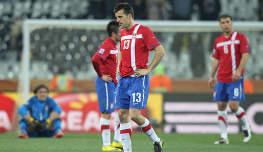 Die serbischen Spieler sind nach der Niederlage gegen Australien enttäuscht