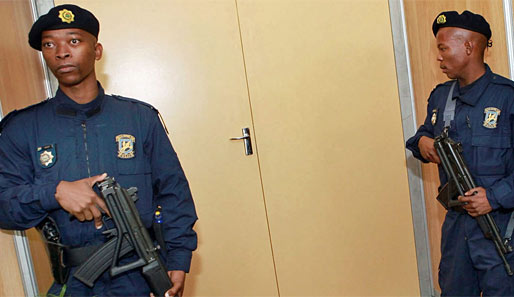 Kein Zutritt: Die südafrikanische Polizei lässt keine Hooligans ins Land
