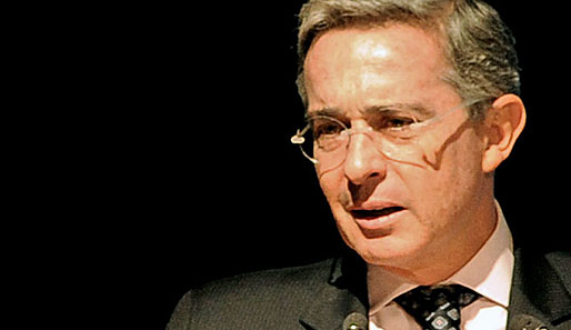 Kolumbiens Staatspräsident Alvaro Uribe will helfen, die WM 2026 in die Anden zu holen