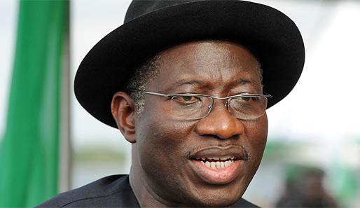 Staatspräsident Goodluck Jonathan beugt sich dem Druck der FIFA