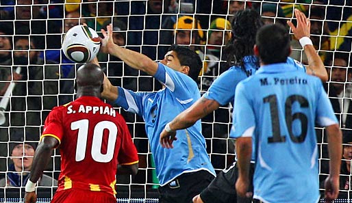 Luis Suarez wehrte den Ball in der 121. Minute mit der Hand ab und verhinderte so Ghanas Sieg