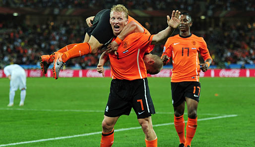 Dirk Kuyt (mit Sneijder auf dem Arm) hat in 70 Länderspielen für die Niederlande bislang 16 Tore erzielt