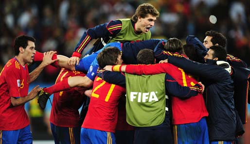 Die Spanier bejubeln ihren Sieg über Deutschland und den Finaleinzug