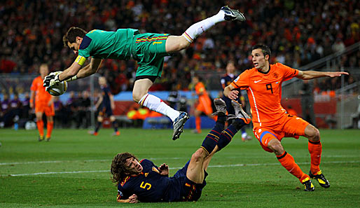 Spanien-Keeper Iker Casillas schnappt sich die Kugel vor Teamkollege Carles Puyol (am Boden)