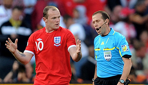 Wayne Rooney beschwert sich nach dem nicht gegebenen Lampard-Tor im Spiel gegen Deutschland