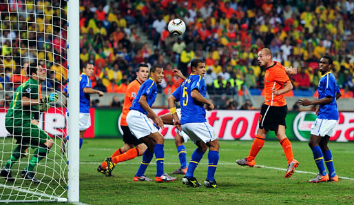 Die 68. Minute: Der kleine Wesley Sneijder (2.v.r.) köpft das 2:1 für die Niederlande