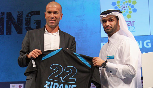 Zinedine Zidane (l.) unterstützte die Bewerbung Katars