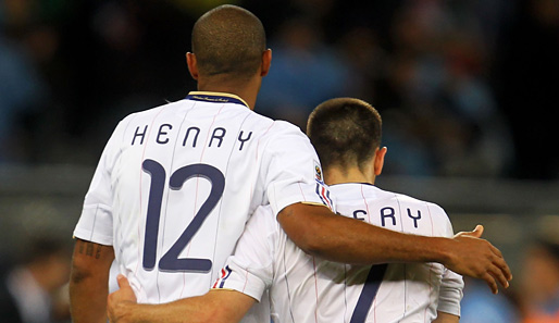 Das Bild täuscht: Bei Frankreichs Stars Thierry Henry und Franck Ribery läuft es überhaupt nicht rund