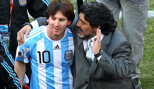 Diego Maradona (r.) trainiert die Albiceleste seit 2008