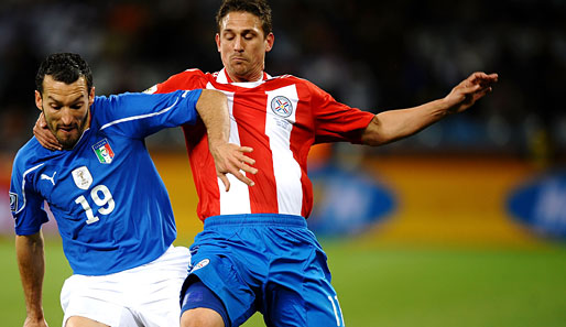 Jonathan Santana (r.) spielt seit 2007 für Paraguay und bestritt bereits 24 Länderspiele