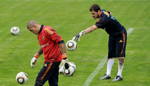 Iker Casillas (r.) und der WM-Ball Jabulani werden wohl keine Freunde mehr