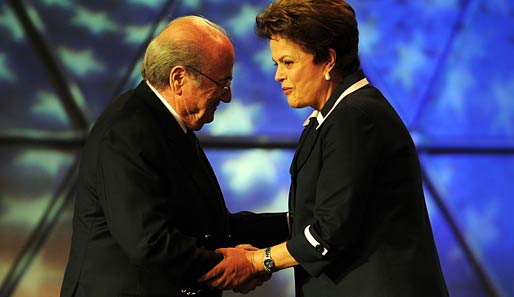 Brasiliens Staatspräsidentin Dilma Rousseff bei einem Treffen mit FIFA-Präsident Joseph Blatter 2011