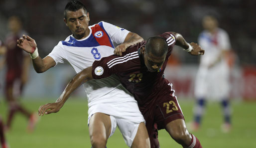 Arturo Vidal (l.) führt mit Chile die Südamerika-Qualifikation zur WM 2014 an
