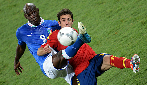 Mario Balotelli (l.) fehlt Italien, weil er sich einer Laser-OP an den Augen unterziehen musste