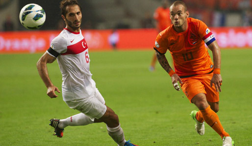 Wesley Sneijder (r.) im Duell mit Hamit Altintop (l.) beim 2:0-Sieg im ersten WM-Quali-Spiel