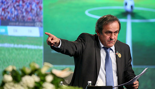 UEFA-Präsident Michel Platini spricht sich für eine Austragung der WM 2022 im Winter aus