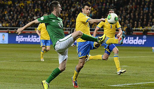 Im Spiel gegen die Schweden am Freitag zog sich Robbie Keane (l.) eine Wadenverletzung zu