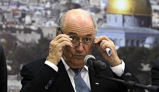 Joseph Blatter sieht besorgt nach Brasilien