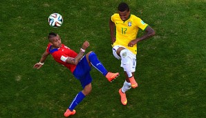 Arturo Vidal (l.) und seine Chilenen lieferten Brasilien ein Spiel auf Augenhöhe