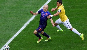 Der wohl größte Aufreger der Partie: Thiago Silva hält Arjen Robben klar außerhalb des Strafraums