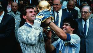 Argentinien 1986: Während die Feldspieler um Maradona klassisch und schlicht in blau-weiß gekleidet. Keeper Nery Pumpido mochte es da schon etwas aufsgefallener.