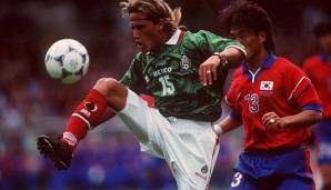 Mexiko 1998: Auch die mexikanischen Feldspieler mussten schon in so manch merkwürdigem Outfit auflaufen. 1998 starrten etwa ein paar Augen vom Trikot. Ob das die Gegner eingeschüchtert hat?