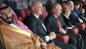 Der Prominenz auf den Ehrenplätzen sagte die Show zu. Sowohl Wladimir Putin als auch FIFA-Präsident Infantino richteten vor Anpfiff noch ein paar Begrüßungsworte an die Fans. Einige westeuropäische Politiker blieben dem WM-Auftakt aus Protest fern.