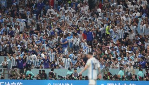 Die mitgereisten Fans aus Argentinien wollen ihrem Superstar Lionel Messi im Finale der WM 2022 gegen Frankreich den Rücken stärken.