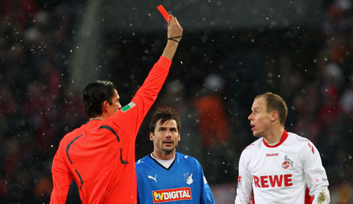 Schiedsrichter Deniz Aytekin zeigt Kevin McKenna die Rote Karte