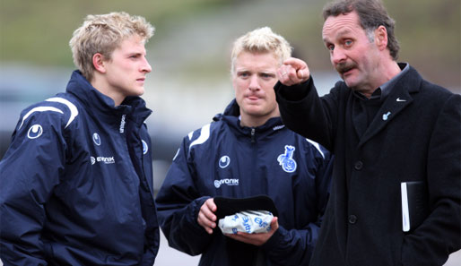 Peter Neururer spricht beim Testspiel gegen Schalke mit Nicky Adler (links) und Tobias Willi (Mitte)