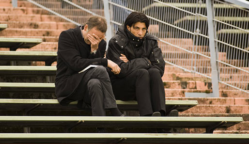 Peter Neururer (links) sah sich das 1:3 im Test gegen Schalke am Montag von der Tribüne aus an