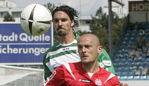 Marino Biliskov (hinten) und die SpVgg Greuther Fürth benötigen in Mainz einen Dreier