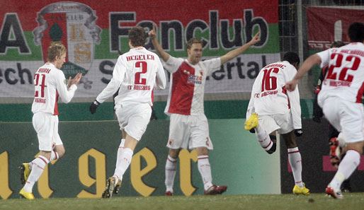Der 2:0-Pokalsieg gegen den 1. FC Köln soll dem FC Augsburg Auftrieb geben
