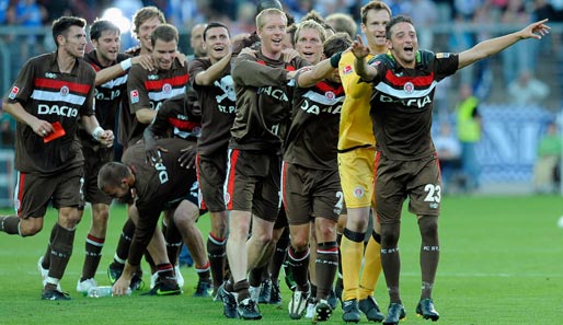 Die jubelnde Mannschaft von St. Pauli nach dem 4:0-Auswärtserfolg beim KSC im Hinspiel