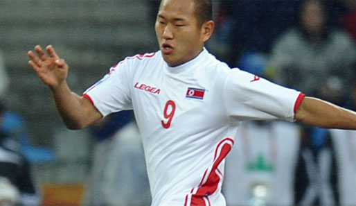 Nordkoreas Jong Tae-Se (l.) steht vor einem Wechsel zum VfL Bochum