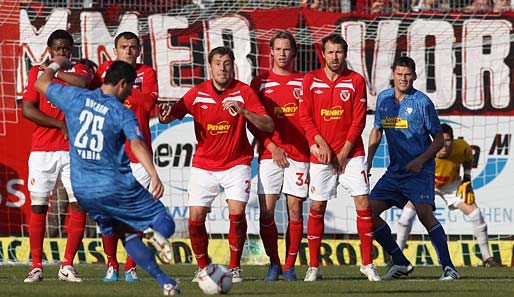 Ein Spiel zwischen VfL Bochum (in Blau) und Energie Cottbus steht unter Verdacht im Wettskandal