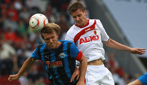 Im Hinspiel trennten sich der FC Augsburg (r., Daniel Baier) und der SC Paderborn mit 1:0