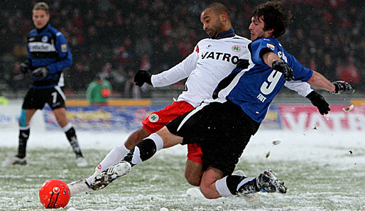 Oberhausen gewann das Hinspiel gegen Bielefeld trotz Schneegestöber klar mit 3:0