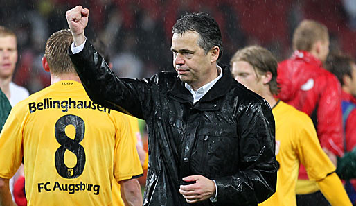 Der Aufstieg ist nicht mehr weit: Augsburgs Manager Andreas Rettig ballt die Faust