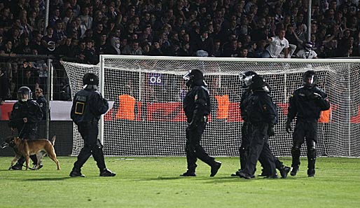 Die Polizei musste insgesamt 14 Personen nach dem Relegationsspiel festnehmen