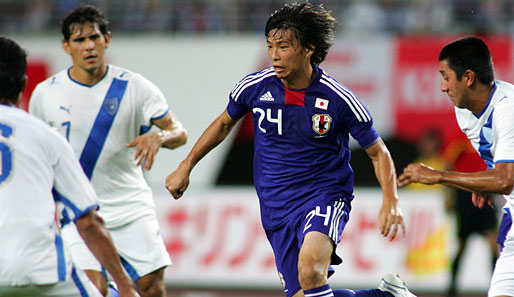 Takashi Inui (2.v.r.) soll beim VfL Bochum einen Vertrag bis 2014 unterschreiben