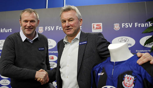 FSV-Geschäftsführer Uwe Stöver (l.) begrüßt Benno Möhlmann als neuen Coach
