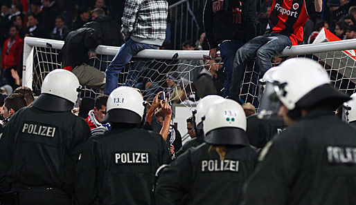Fans von Eintracht Frankfurt stürmten in Aachen den Platz, die Polizei musste eingreifen