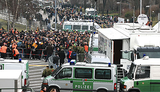Fans von Union Berlin haben Polizisten attackiert und Fahrzeuge beschädigt